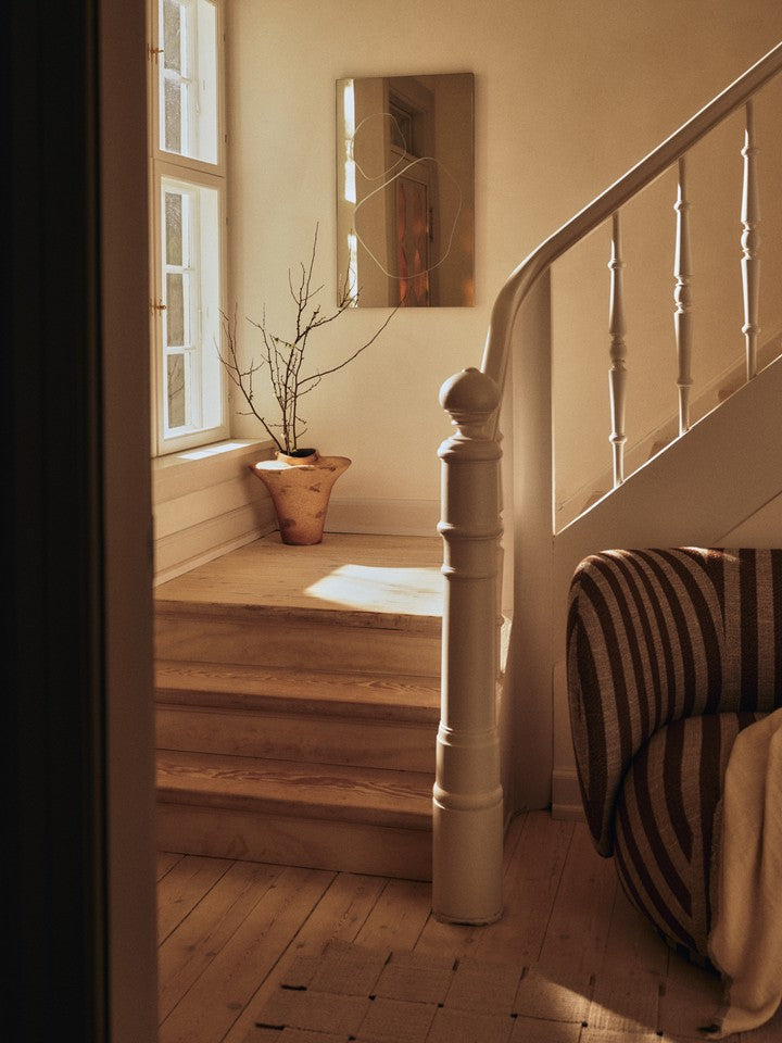 Eleganter Folia Wandspiegel H82 in Silber von Ferm Living, ideal für stilvolle Wohnräume und moderne Einrichtung.