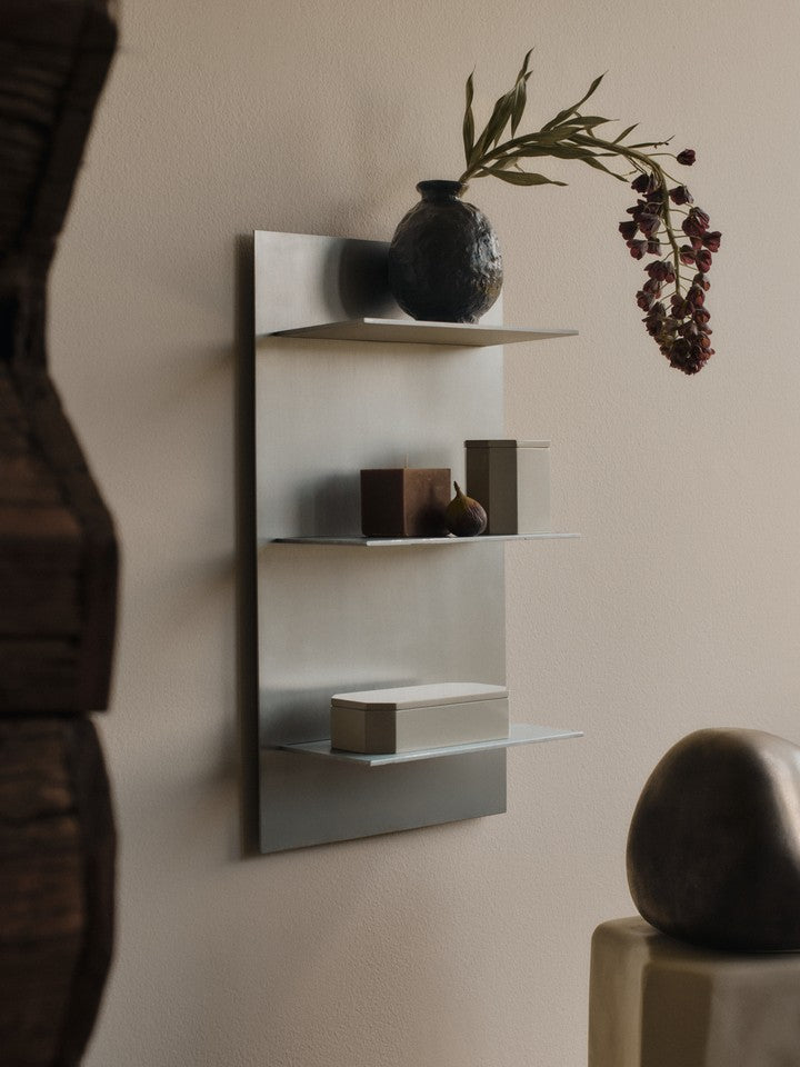 Lager Wandregal Triple Small in Aluminium präsentiert im Onlineshop von KAQTU Design AG. Wandregal ist von Ferm Living