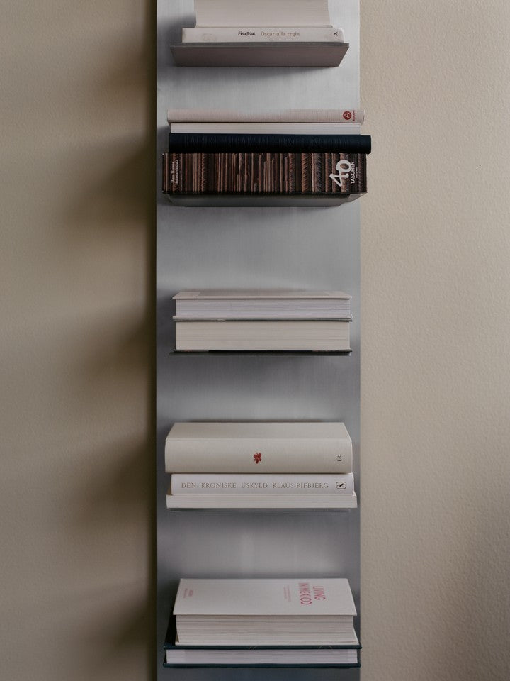 Lager Wandregal Tall in Aluminium präsentiert im Onlineshop von KAQTU Design AG. Wandregal ist von Ferm Living