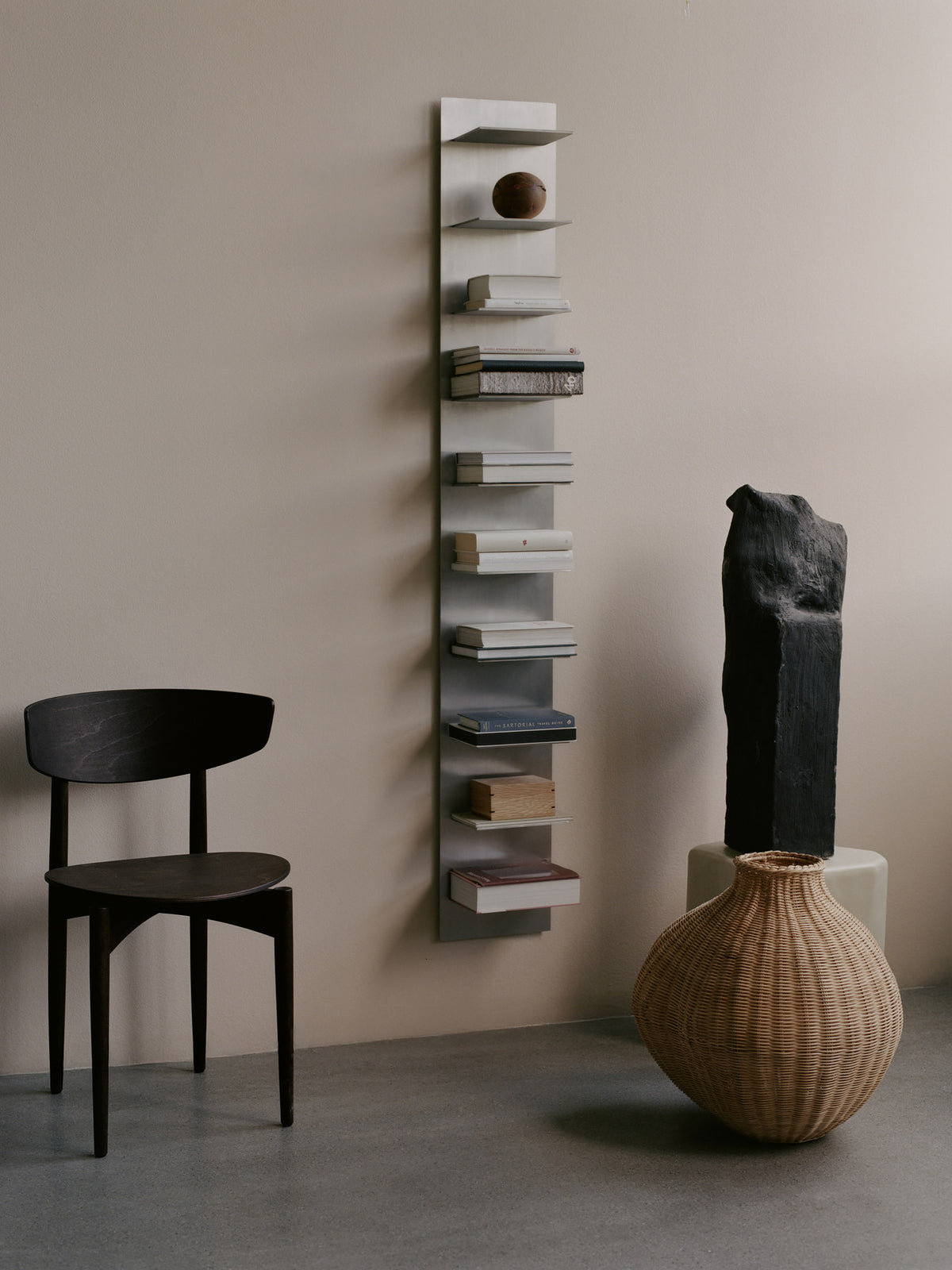 Lager Wandregal Tall in Aluminium präsentiert im Onlineshop von KAQTU Design AG. Wandregal ist von Ferm Living