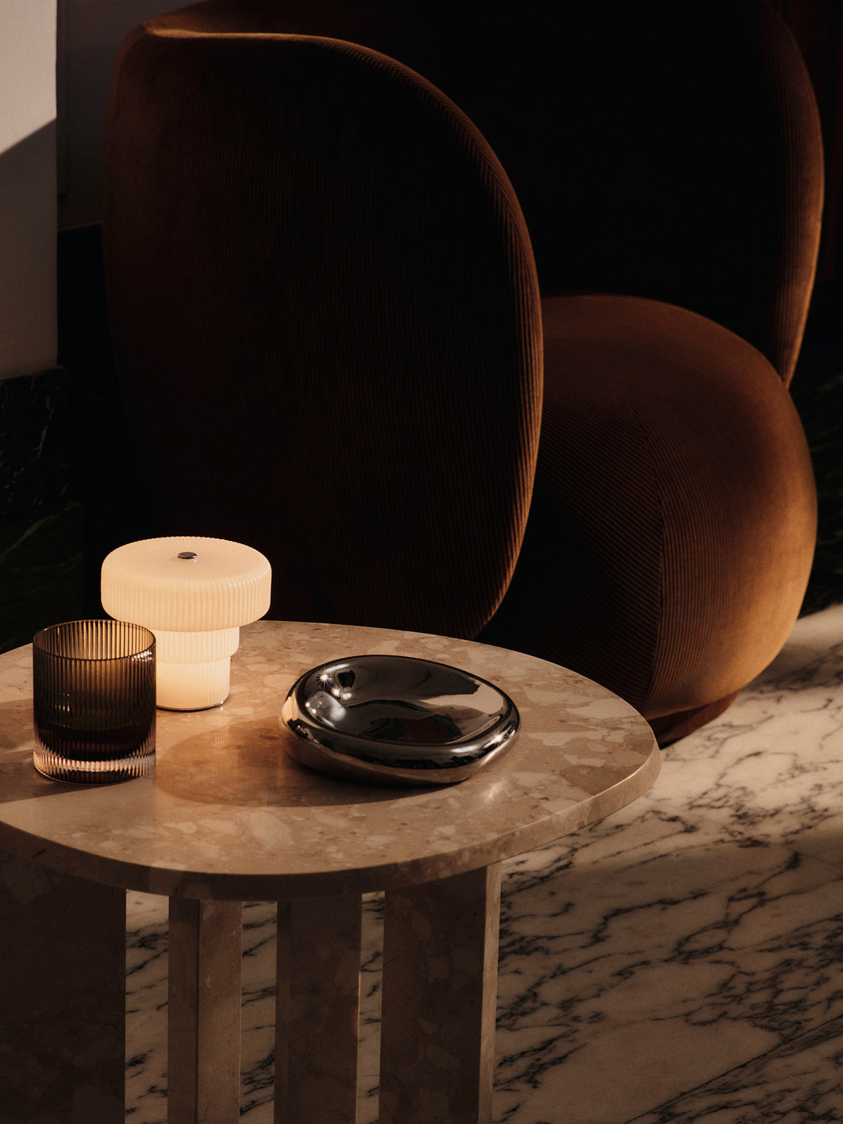 Ripple tragbare Tischlampe H10 in White präsentiert im Onlineshop von KAQTU Design AG. Tischleuchte ist von Ferm Living