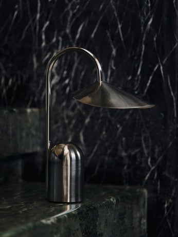Elegante Arum Tischleuchte von Ferm Living, tragbar und aus Edelstahl, ideal für stimmungsvolle Beleuchtung in jedem Raum.