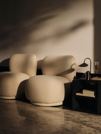 Stilvolle tragbare Tischleuchte Arum von Ferm Living, gefertigt aus hochwertigem Edelstahl, perfekt für gemütliche Akzente in jedem Raum.
