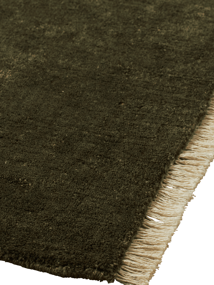 Stilvoller Firth Jute Teppich in Dunkeloliv, 140 x 200 cm, perfekt für moderne Räume. Robuste Qualität von Ferm Living.