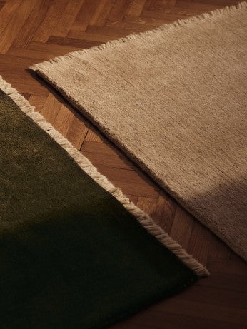 Eleganter Firth Jute Teppich in Dunkeloliv, 140 x 200 cm, ideal für ein stilvolles Wohnambiente. Hochwertige Verarbeitung von Ferm Living.