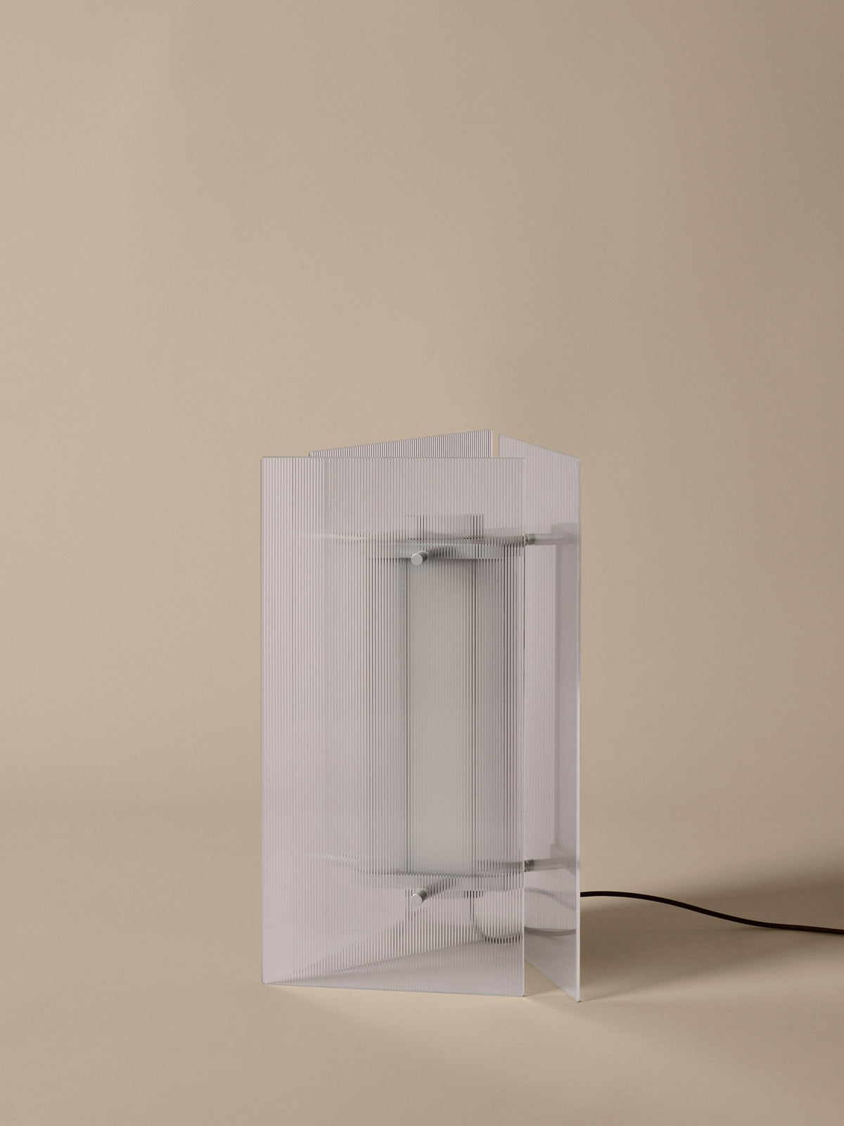 Oeste Tischlampe in Clear Glass präsentiert im Onlineshop von KAQTU Design AG. Tischleuchte ist von Ferm Living