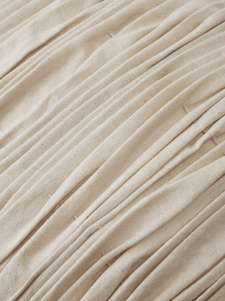 Falda Smocked Bolster Kissen in Undyed präsentiert im Onlineshop von KAQTU Design AG. Deko Kissen ist von Ferm Living