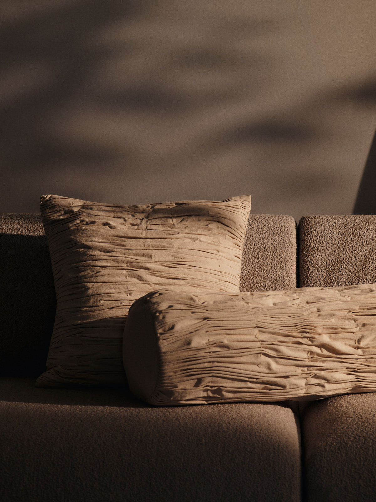 Modulares Sofa Rico Mittelelement mit gerundeter Form und hellem Stoffbezug