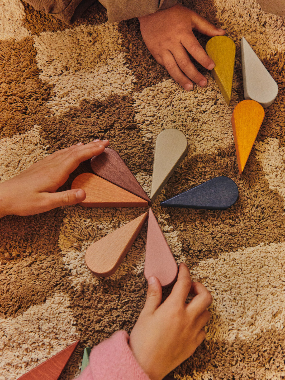 Petal Play Blocks in Multi präsentiert im Onlineshop von KAQTU Design AG. Spielzeug ist von Ferm Living