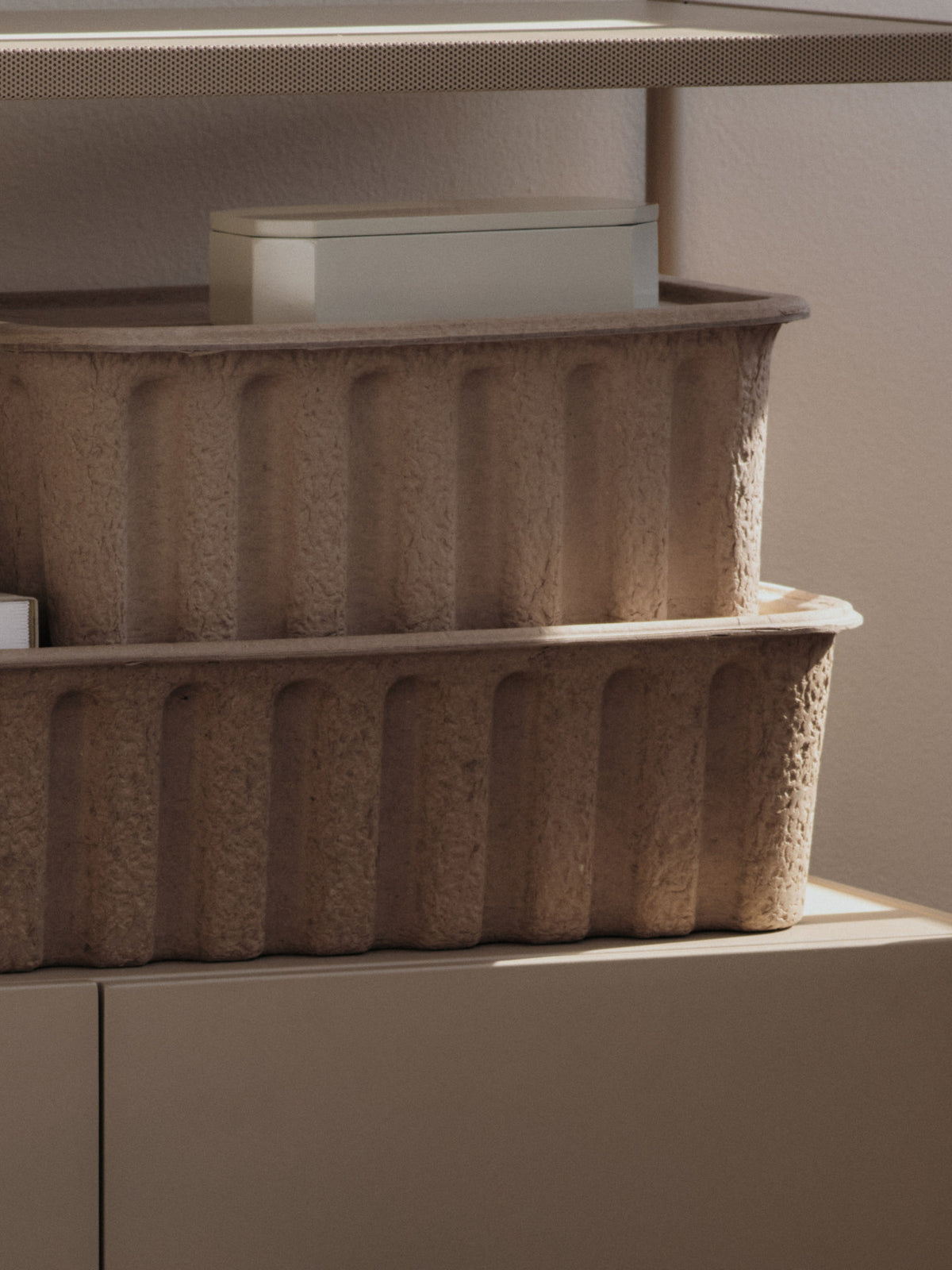Paper Pulp Box Extra Large in Brown präsentiert im Onlineshop von KAQTU Design AG. Aufbewahrungsbox ist von Ferm Living