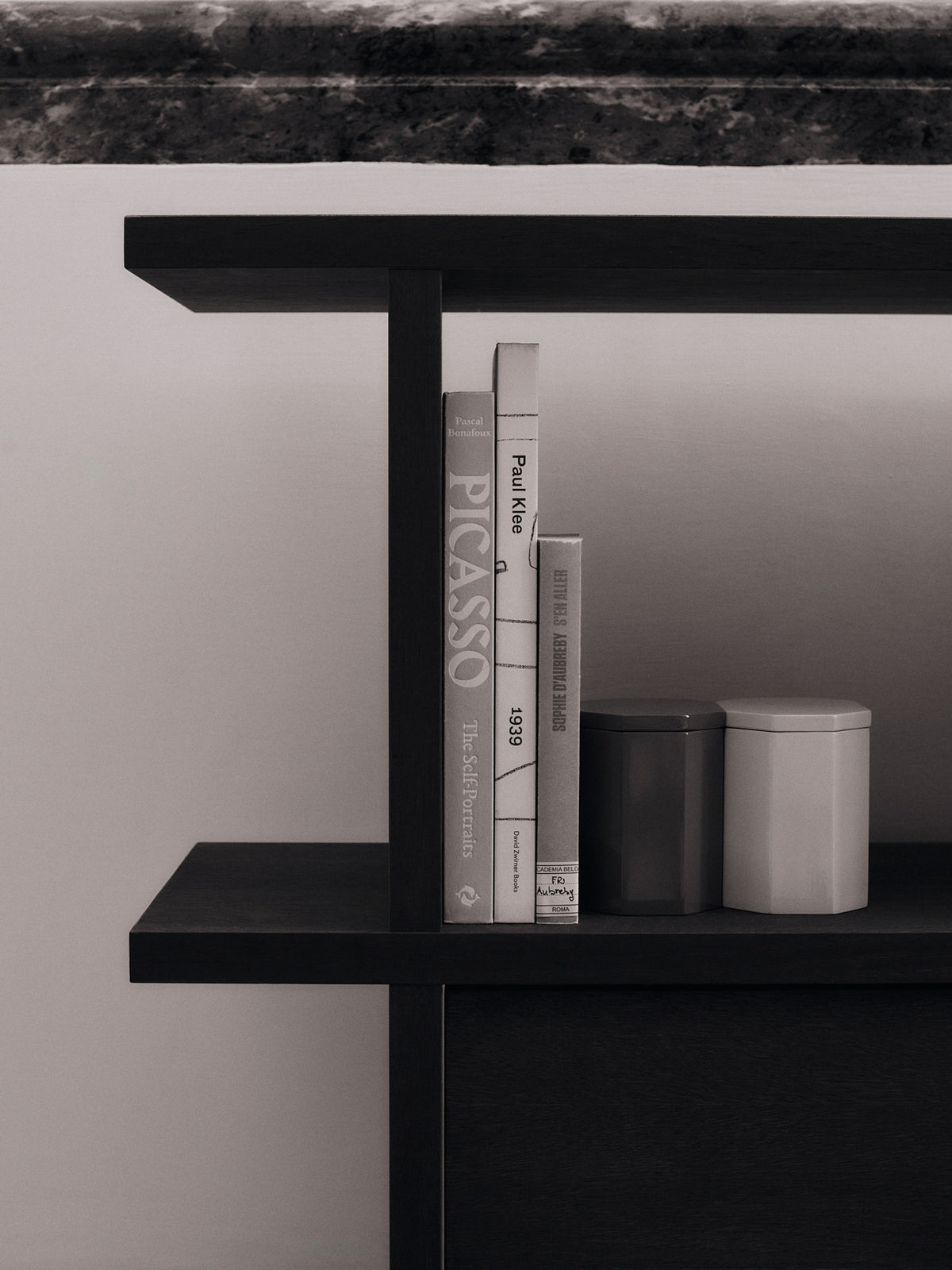 Kona Bücherregal Cabinet Insert in Dark Stained präsentiert im Onlineshop von KAQTU Design AG. Standregal ist von Ferm Living