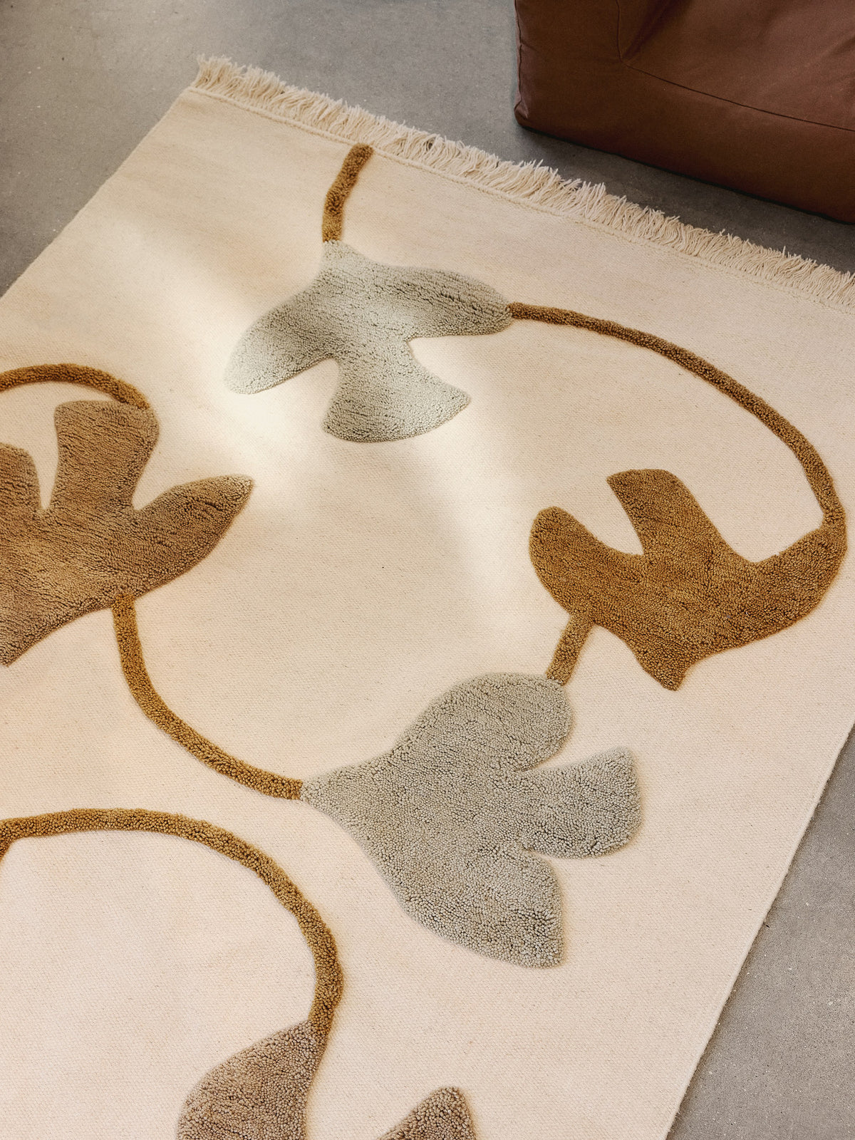 Swif Bird Wool Rug 140 x 200 in Multi präsentiert im Onlineshop von KAQTU Design AG. Teppich ist von Ferm Living
