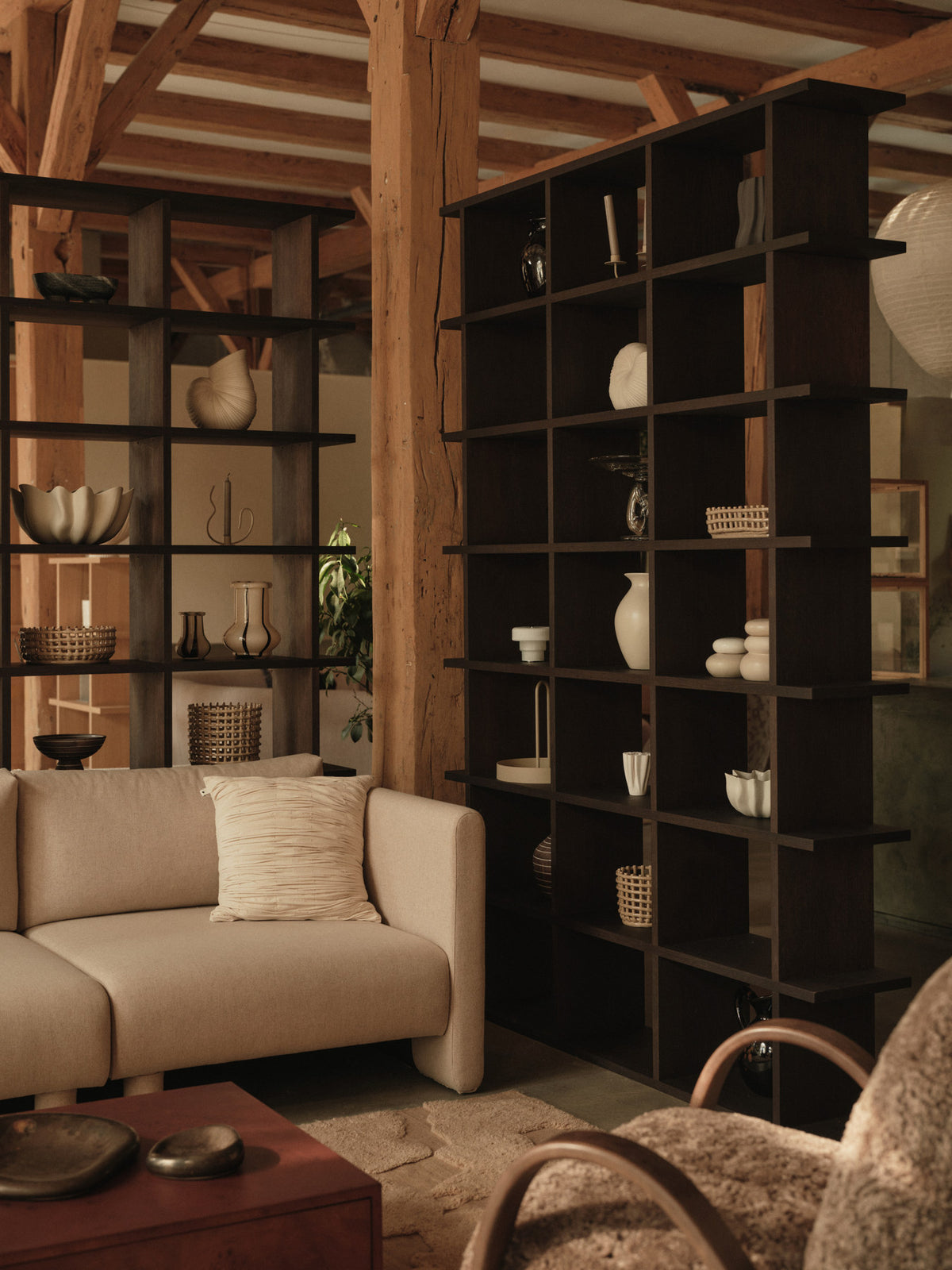 Kona Bücherregal 3x6 in Dark Stained präsentiert im Onlineshop von KAQTU Design AG. Standregal ist von Ferm Living