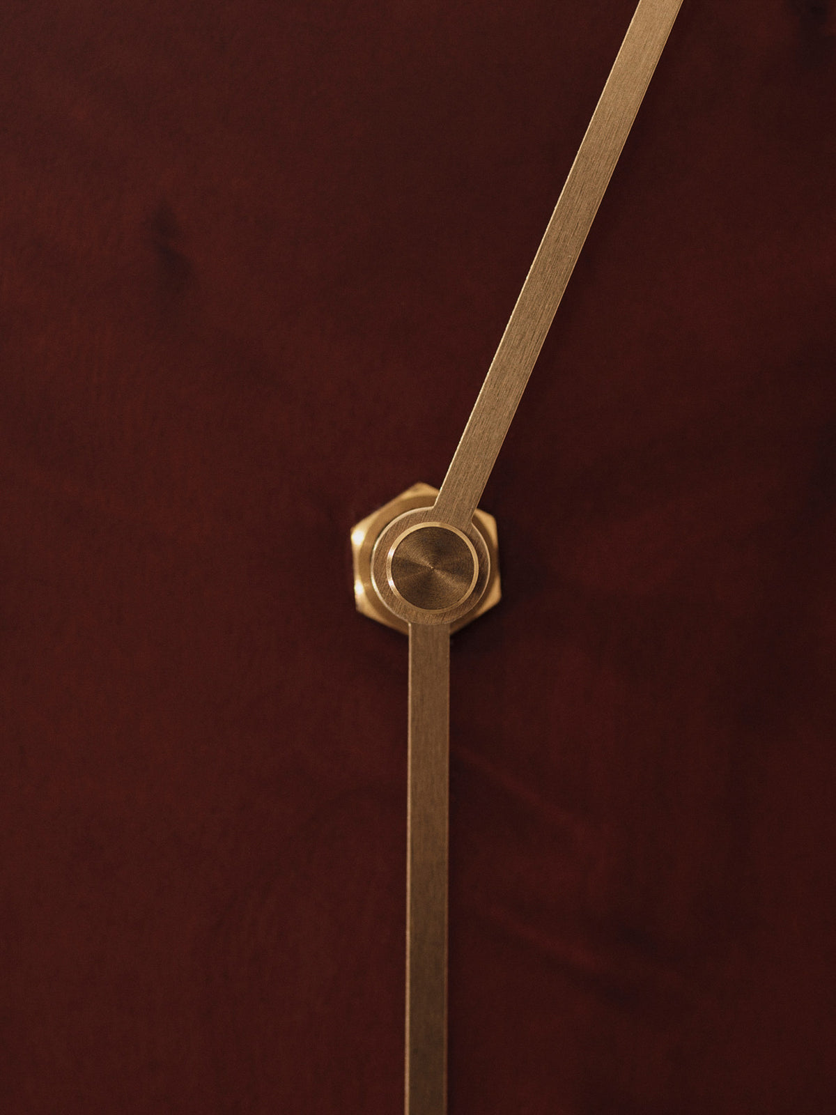 Melt Wall Clock in Dark Stained Burl präsentiert im Onlineshop von KAQTU Design AG. Wanduhr ist von Ferm Living