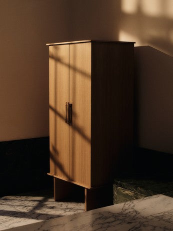 Elegante Stilt Wardrobe von Ferm Living in natürlichem Holz, ideal für stilvolle Aufbewahrung und moderne Wohnräume.