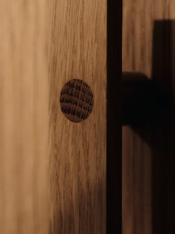 Moderne Stilt Wardrobe von Ferm Living aus hochwertigem Holz, perfekt für eine stilvolle und funktionale Einrichtung.