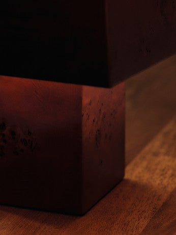 Elegante Burl Tischlampe von Ferm Living in dunklem Furnier, ideal für stimmungsvolle Beleuchtung in modernen Wohnräumen.