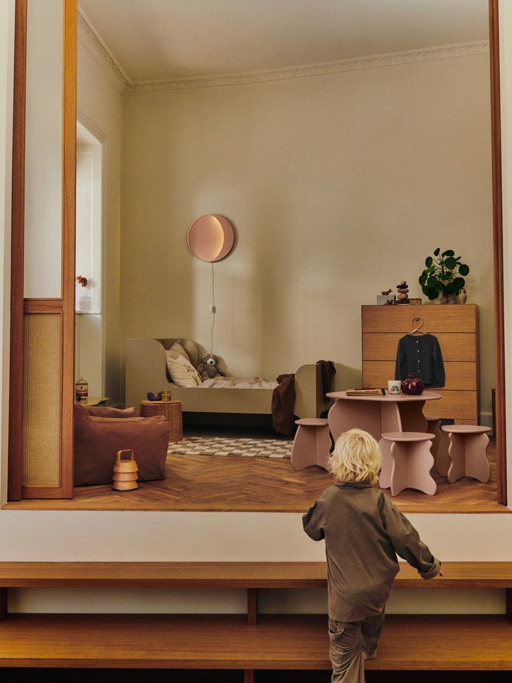 Eleganter Slope Couchtisch von Ferm Living in sanftem Rosé, ideal für stilvolle Wohnräume und moderne Arbeitsumgebungen.
