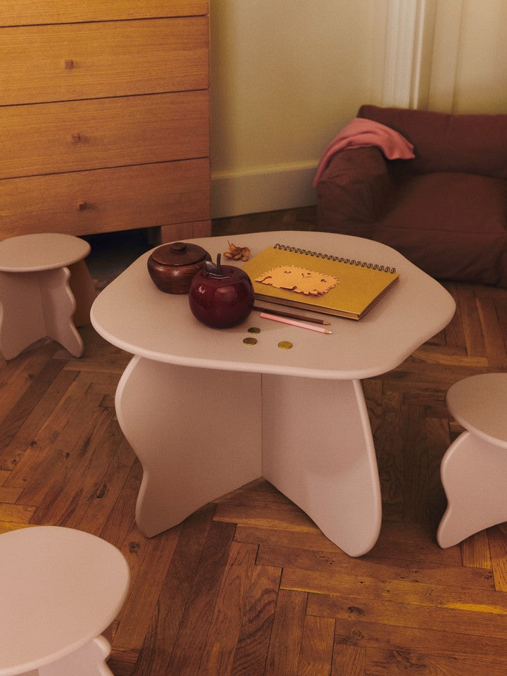 Moderner Slope Couchtisch von Ferm Living in zartem Rosé, perfekt für kreative Arbeitsplätze und geschmackvolle Wohnambiente.