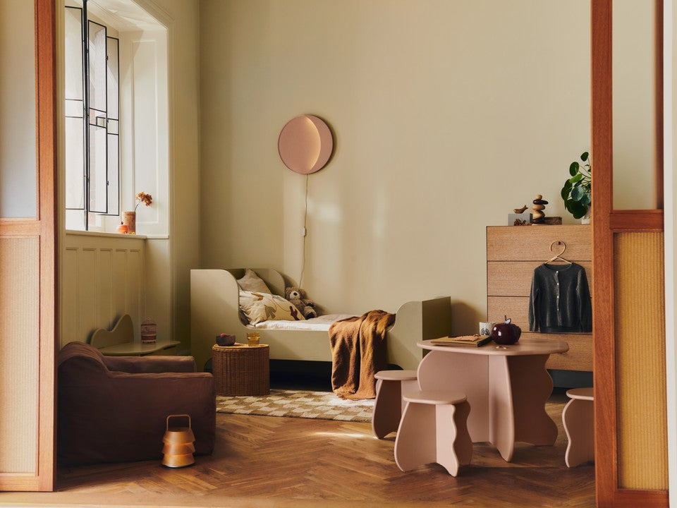 Eleganter Slope Couchtisch von Ferm Living in sanftem Rosé, ideal für stilvolle Büros und gemütliche Wohnräume.