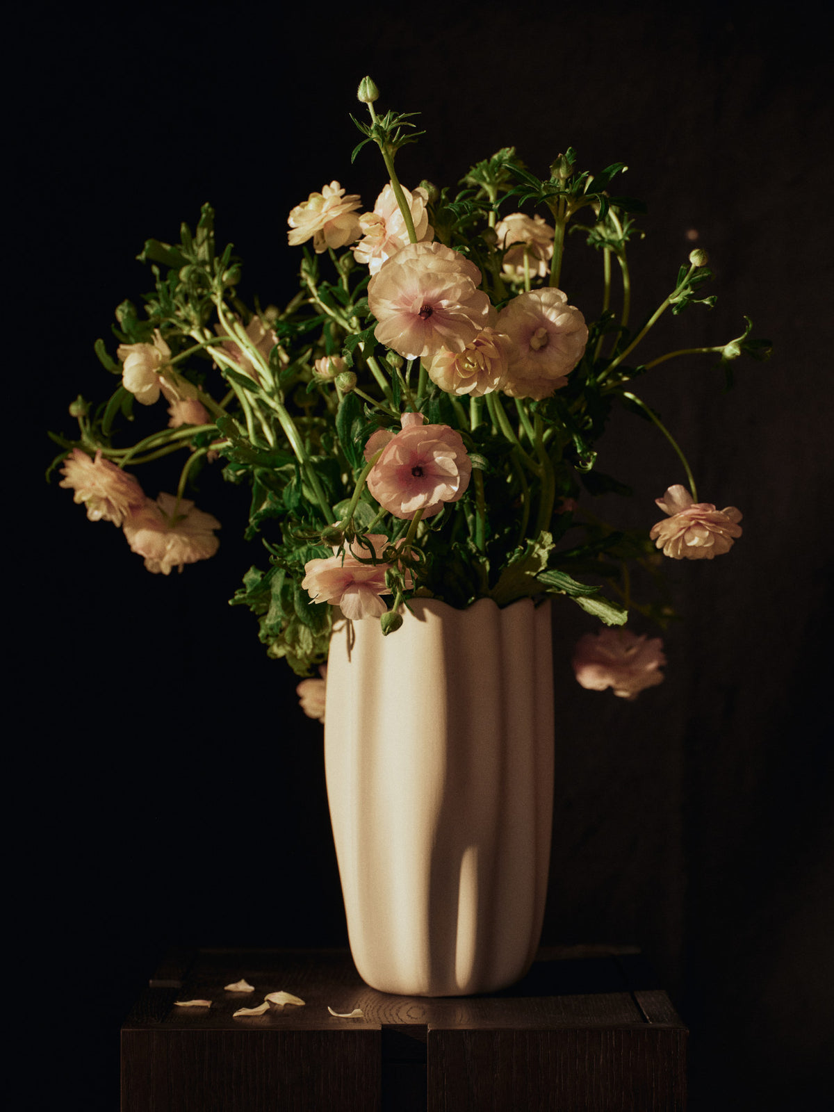 Nium Vase H23 in Off-White präsentiert im Onlineshop von KAQTU Design AG. Vase ist von Ferm Living