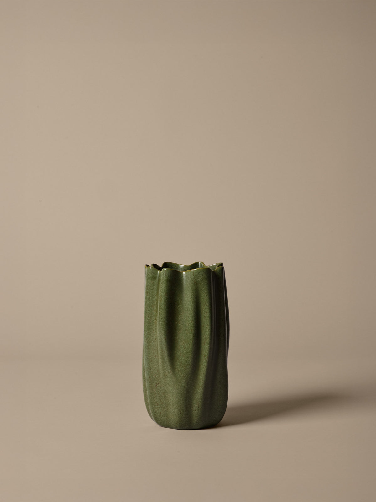 Nium Vase H23 in Dark Sage präsentiert im Onlineshop von KAQTU Design AG. Vase ist von Ferm Living
