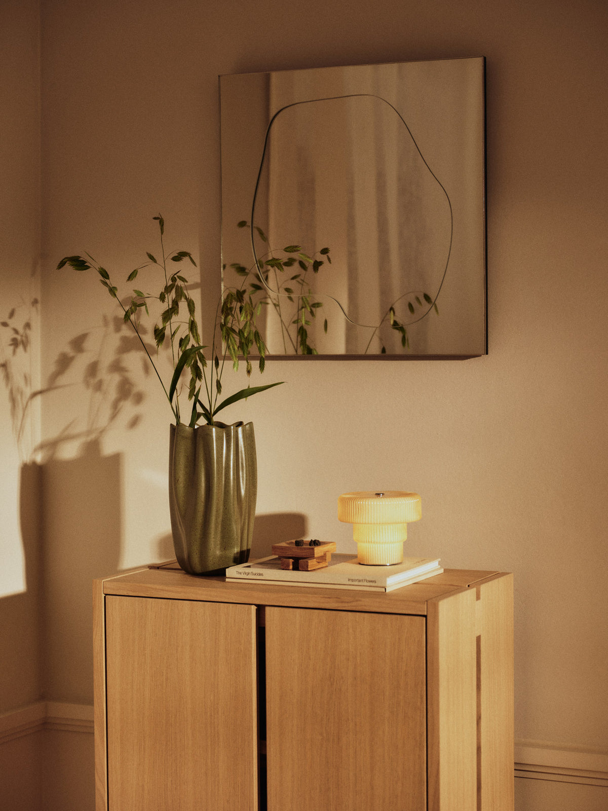 Nium Vase H23 in Dark Sage präsentiert im Onlineshop von KAQTU Design AG. Vase ist von Ferm Living