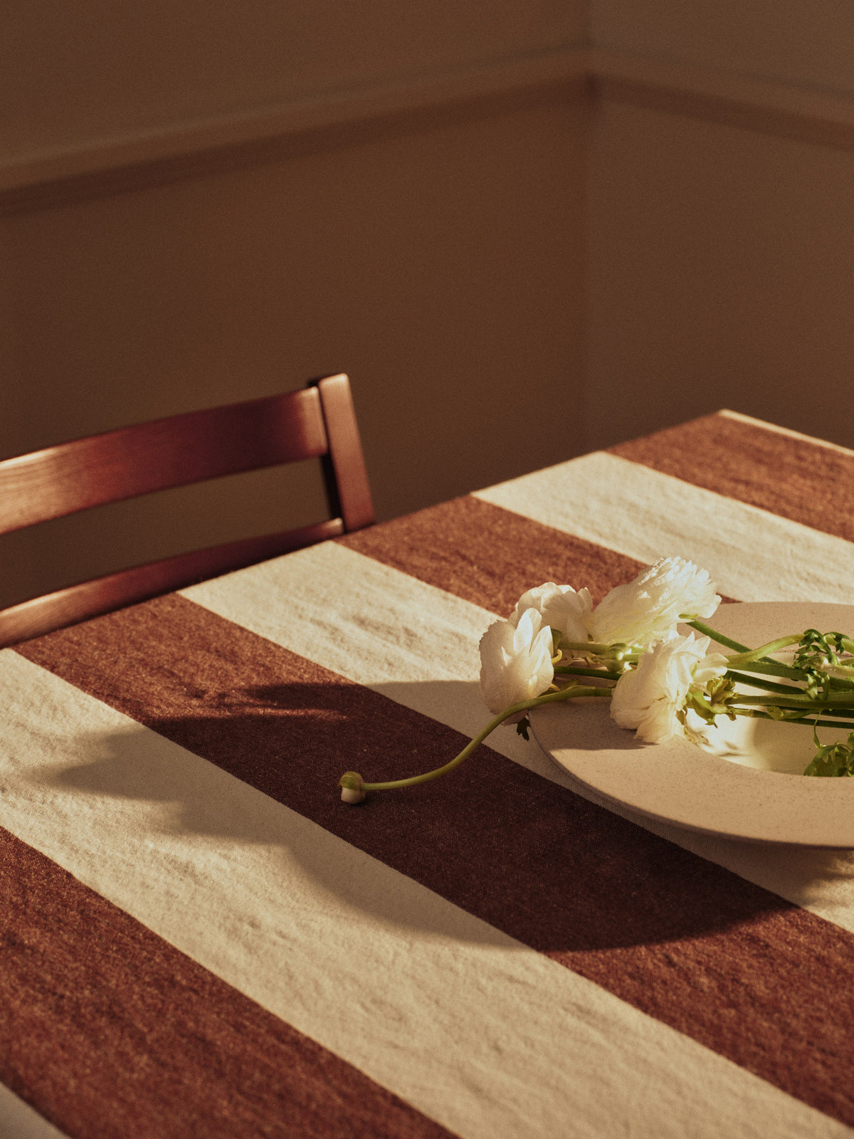 Hale Tablecloth in Chestnut/Frosted Lime präsentiert im Onlineshop von KAQTU Design AG. Tischtuch ist von Ferm Living