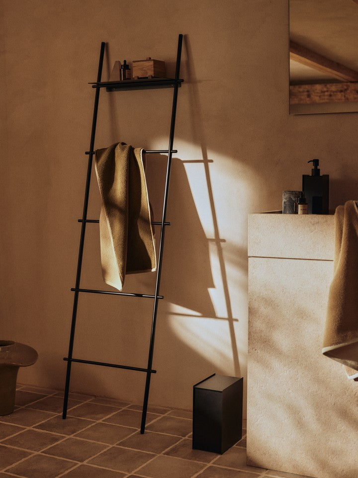 Eleganter Sama Mülleimer in Schwarz von Ferm Living, ideal für modernes Wohndesign und funktionale Abfallentsorgung.