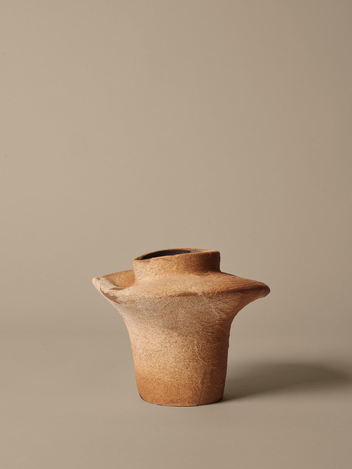 Evio Vase H22 in Burnt Umber präsentiert im Onlineshop von KAQTU Design AG. Vase ist von Ferm Living