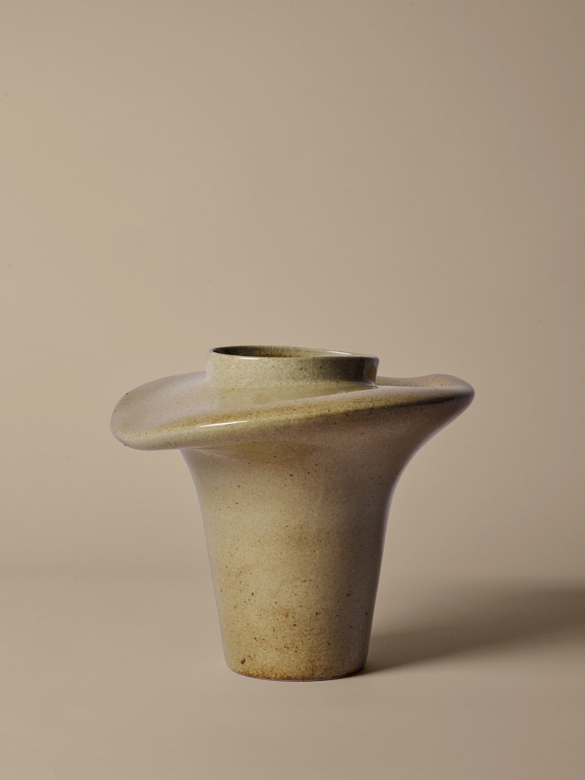 Evio Vase H35 in Elm Green präsentiert im Onlineshop von KAQTU Design AG. Vase ist von Ferm Living