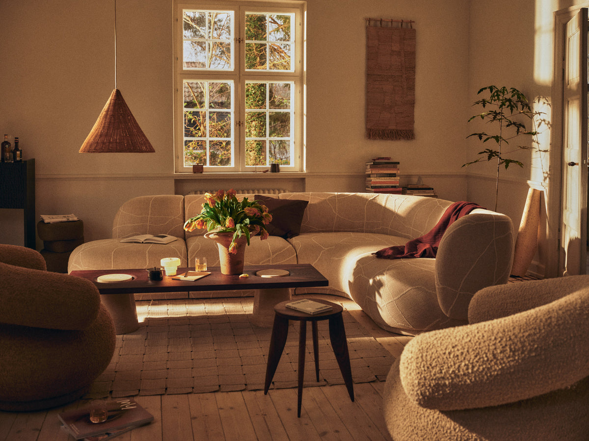 Evio Vase H35 in Burnt Umber präsentiert im Onlineshop von KAQTU Design AG. Vase ist von Ferm Living