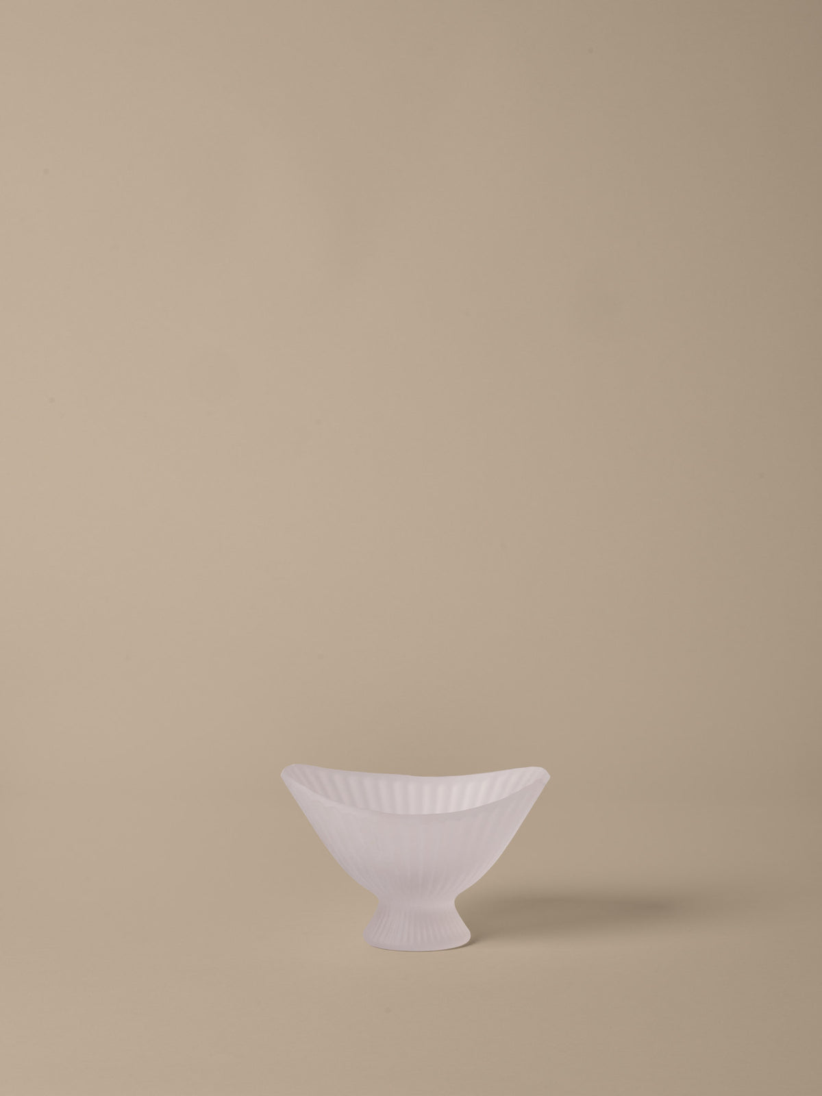 Fountain Glass Bowl 19 in Frosted präsentiert im Onlineshop von KAQTU Design AG. Schale ist von Ferm Living