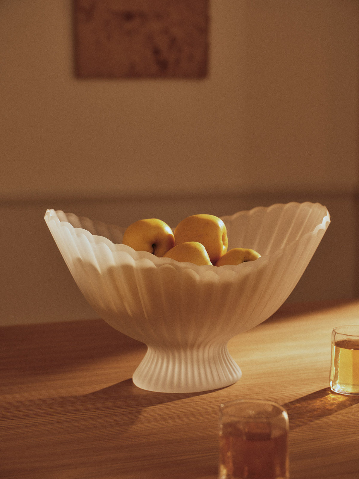Fountain Glass Centrepiece in Frosted präsentiert im Onlineshop von KAQTU Design AG. Deko ist von Ferm Living