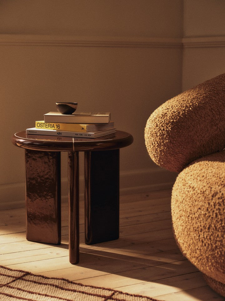 Eleganter Deya Beistelltisch Ø47 in Chestnut Brown, ideal für den Außenbereich, stilvoll und funktional für jede Terrasse.