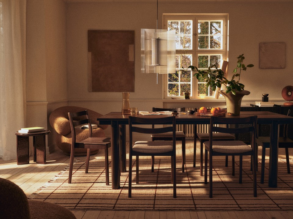 Eleganter Deya Beistelltisch Ø47 in Chestnut Brown, ideal für Garten und Terrasse, verbindet stilvolle Ästhetik mit praktischer Nutzung.