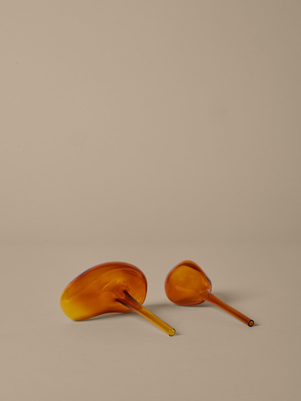 Mercury Water Globes Small Set of 2 in Amber präsentiert im Onlineshop von KAQTU Design AG. Pflanzentopfzubehör ist von Ferm Living