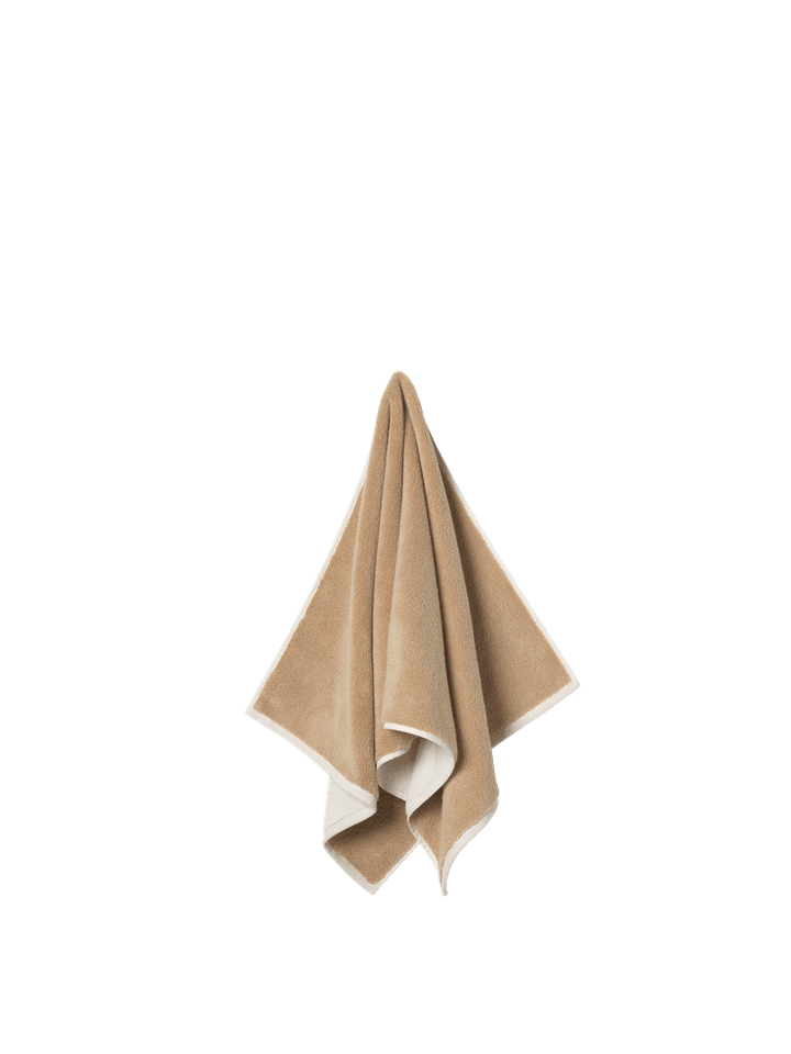 Ekko Handtuch in Cashmere/Off-white präsentiert im Onlineshop von KAQTU Design AG. Handtuch ist von Ferm Living