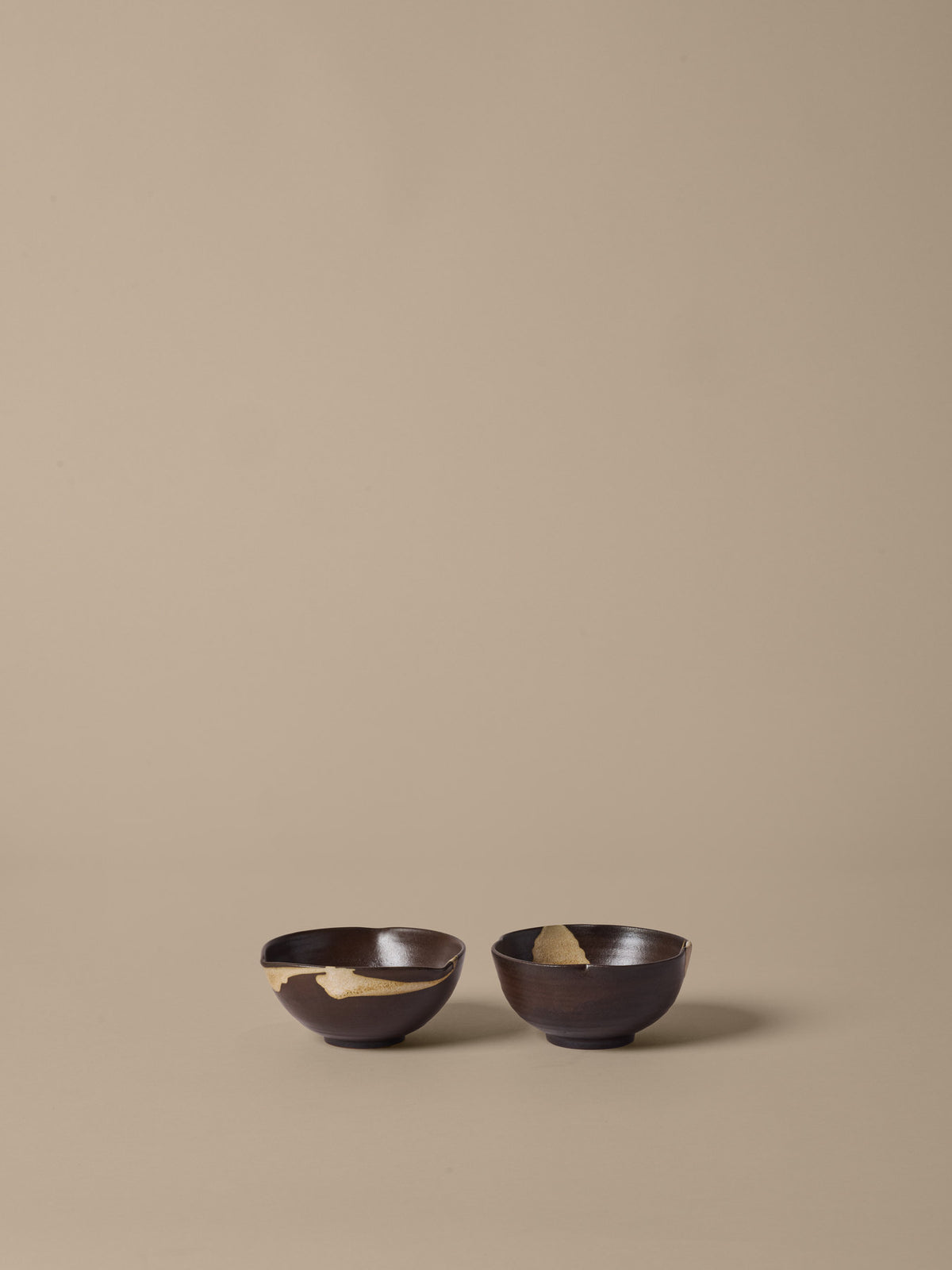 Koyo Bowls Ø11.5 Set of 2 in Dark Brown/Buff präsentiert im Onlineshop von KAQTU Design AG. Schüssel ist von Ferm Living