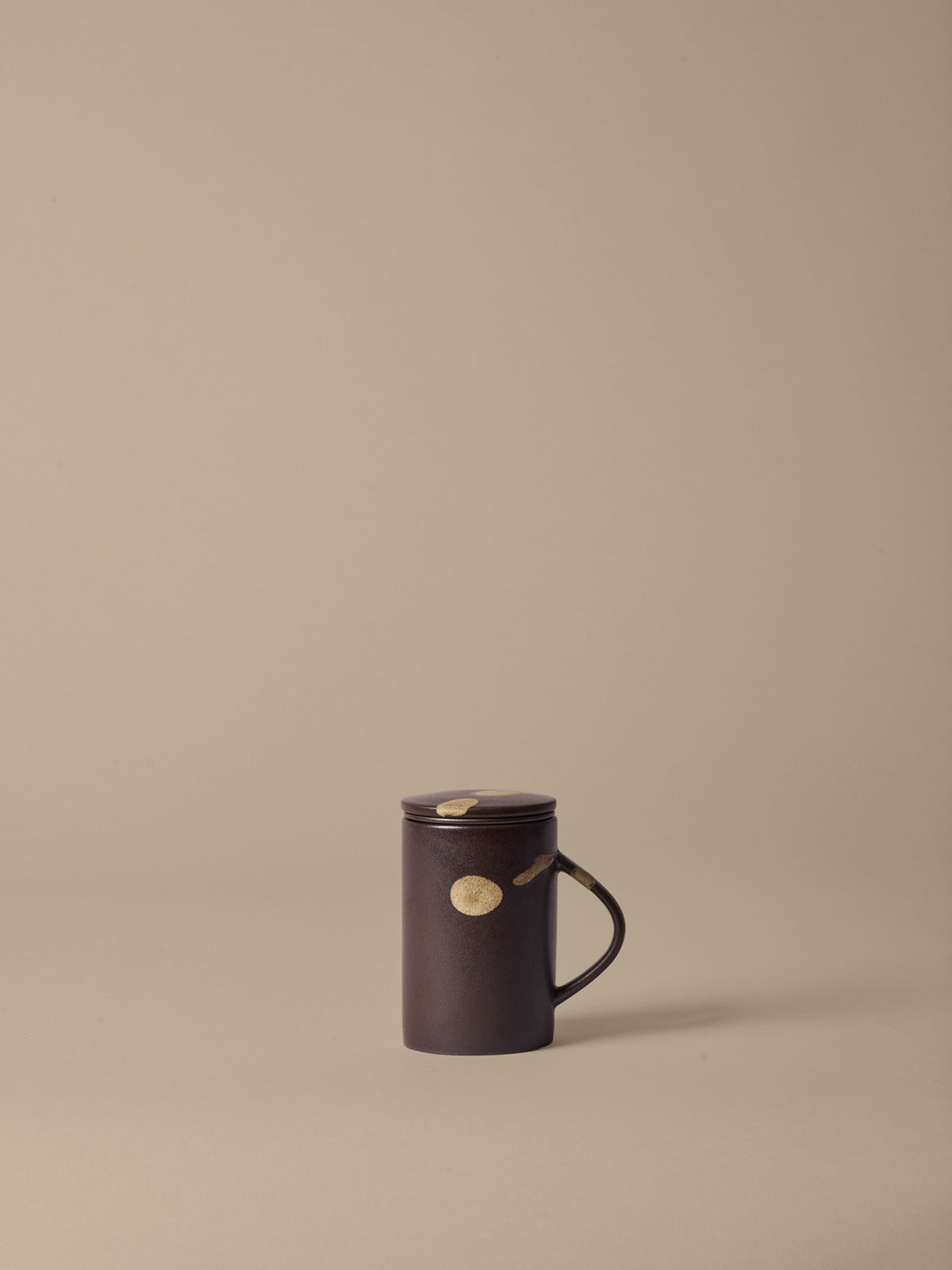 Koyo Tea Mug with Infuser Set in Dark Brown/Buff präsentiert im Onlineshop von KAQTU Design AG. Karaffe ist von Ferm Living