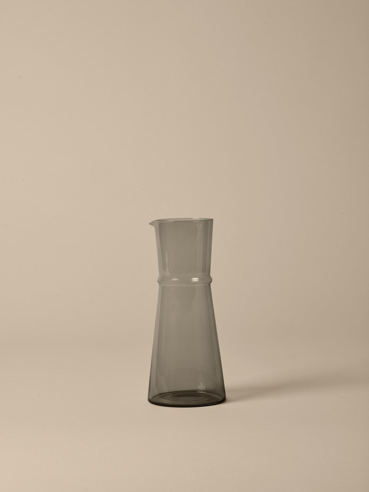 Boya Carafe in Smoked Grey präsentiert im Onlineshop von KAQTU Design AG. Karaffe ist von Ferm Living
