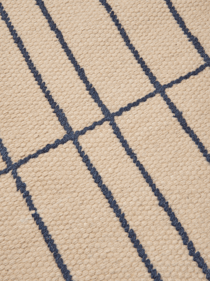 Sen Teppich 140 x 200 in Parchment/Indigo präsentiert im Onlineshop von KAQTU Design AG. Teppich ist von Ferm Living