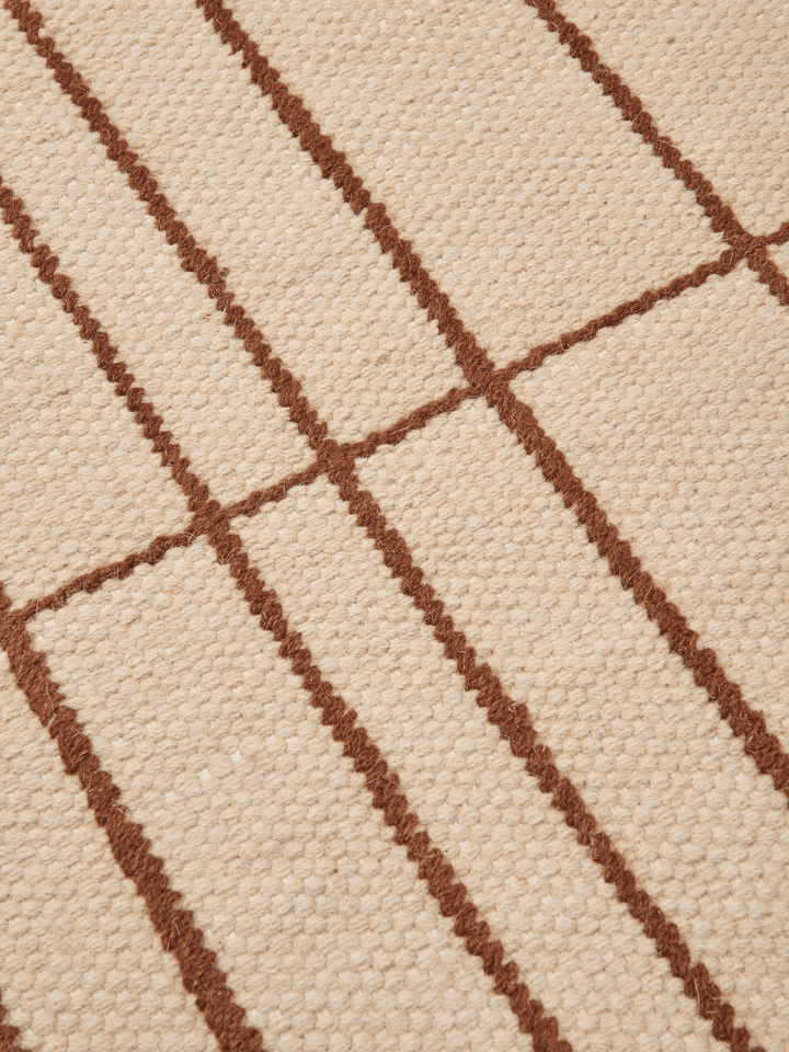 Sen Teppich 140 x 200 in Parchment/Chestnut präsentiert im Onlineshop von KAQTU Design AG. Teppich ist von Ferm Living