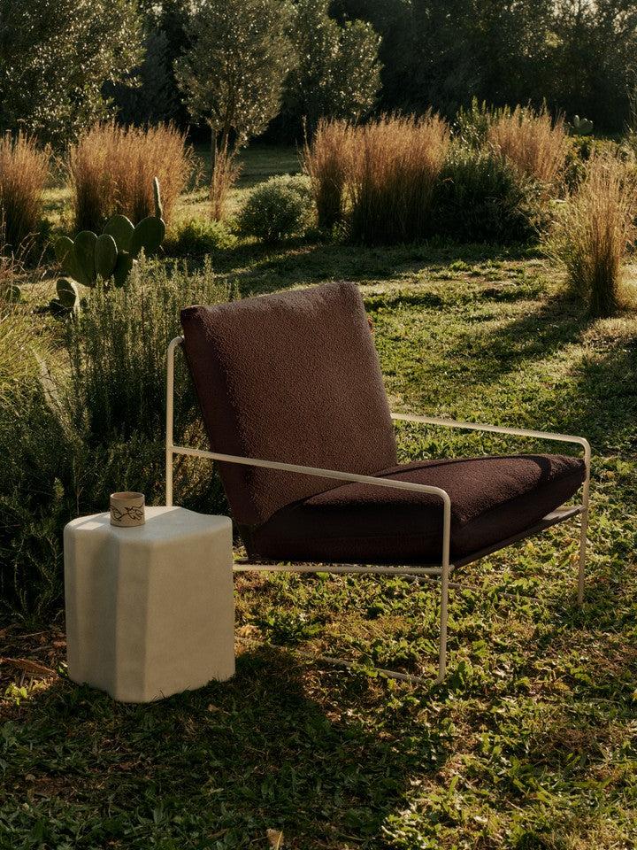 Elegantes Desert 1 Sitzer Loungesofa in Cashmere/Chestnut, ideal für stilvolle Entspannung im modernen Wohnraum.