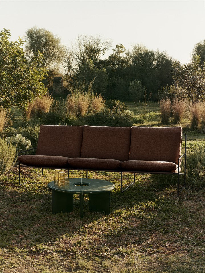 Elegantes Desert 3 Sitzer Loungesofa von Ferm Living in stilvollem Schwarz und Kastanienbraun, ideal für moderne Wohnräume.