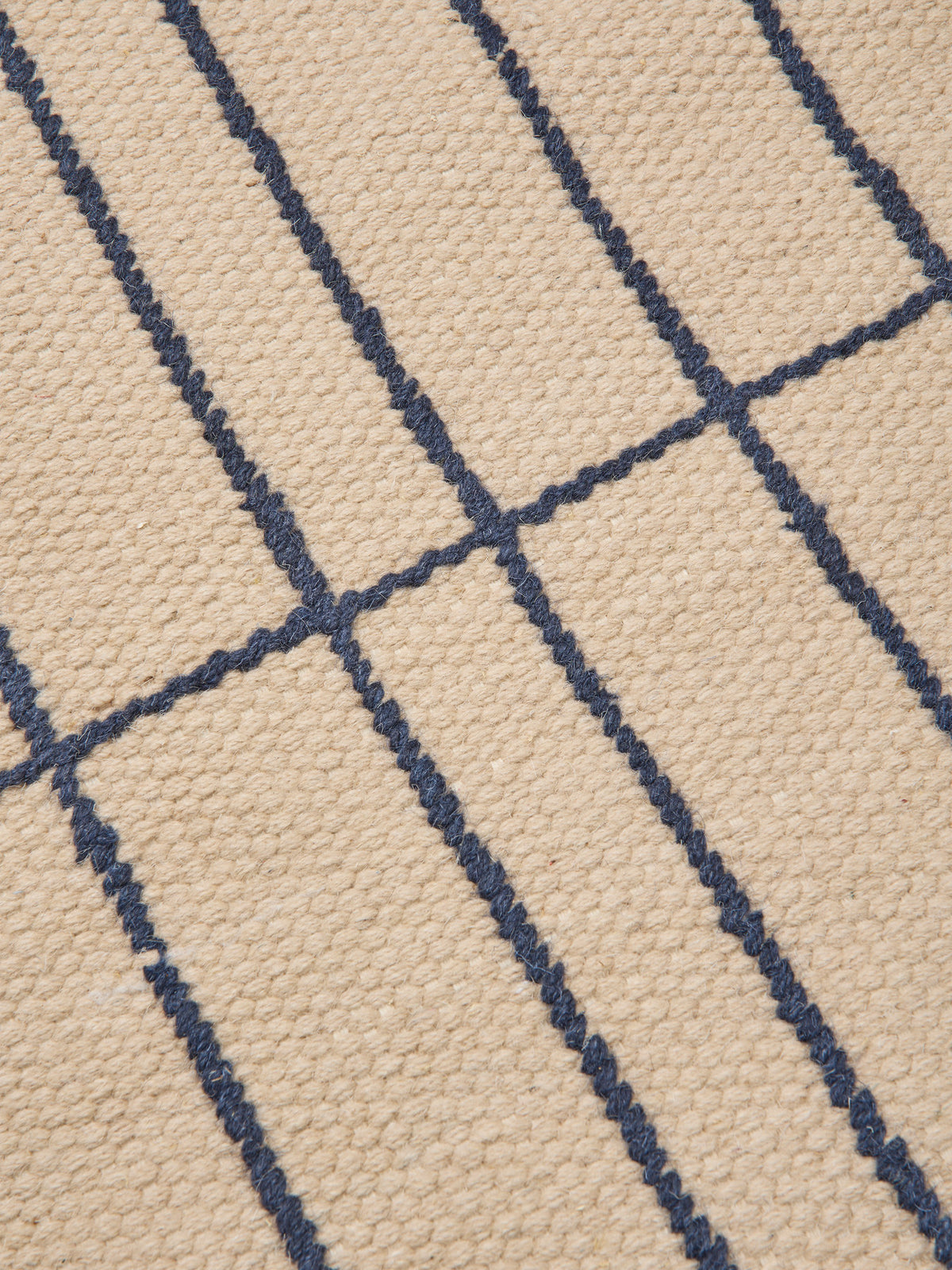 Sen Teppich 200 x 300 in Parchment/Indigo präsentiert im Onlineshop von KAQTU Design AG. Teppich ist von Ferm Living