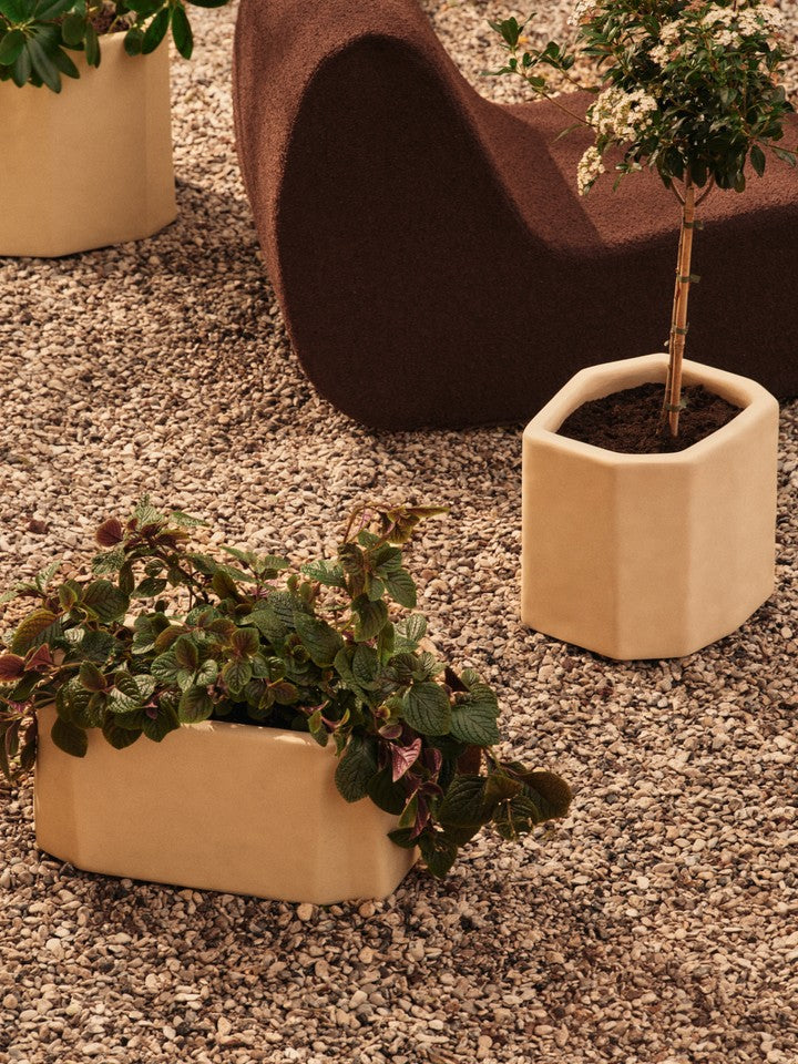 Eleganter Staffa Pflanzentopf H27 in Ivory, ideal für den Außenbereich, stilvoll und funktional von Ferm Living.