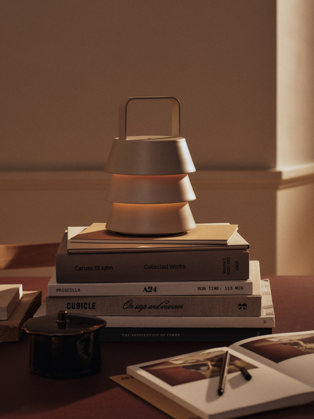 Marnen Jar H7 in Carob Brown präsentiert im Onlineshop von KAQTU Design AG. Vase ist von Ferm Living