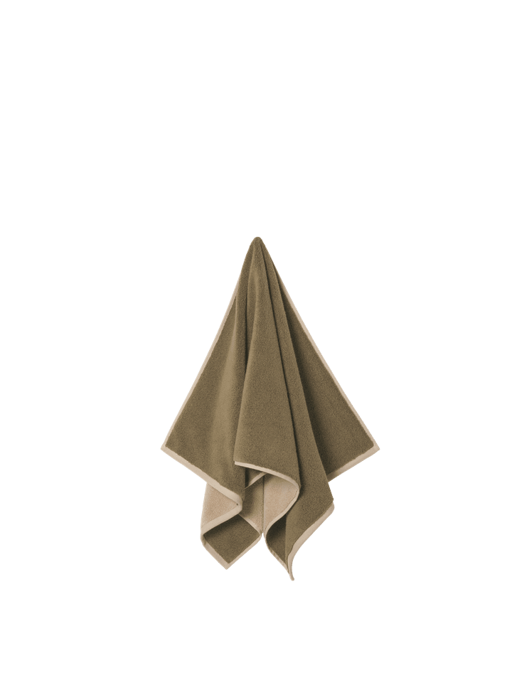 Ekko Handtuch in Olive/Cashmere präsentiert im Onlineshop von KAQTU Design AG. Handtuch ist von Ferm Living
