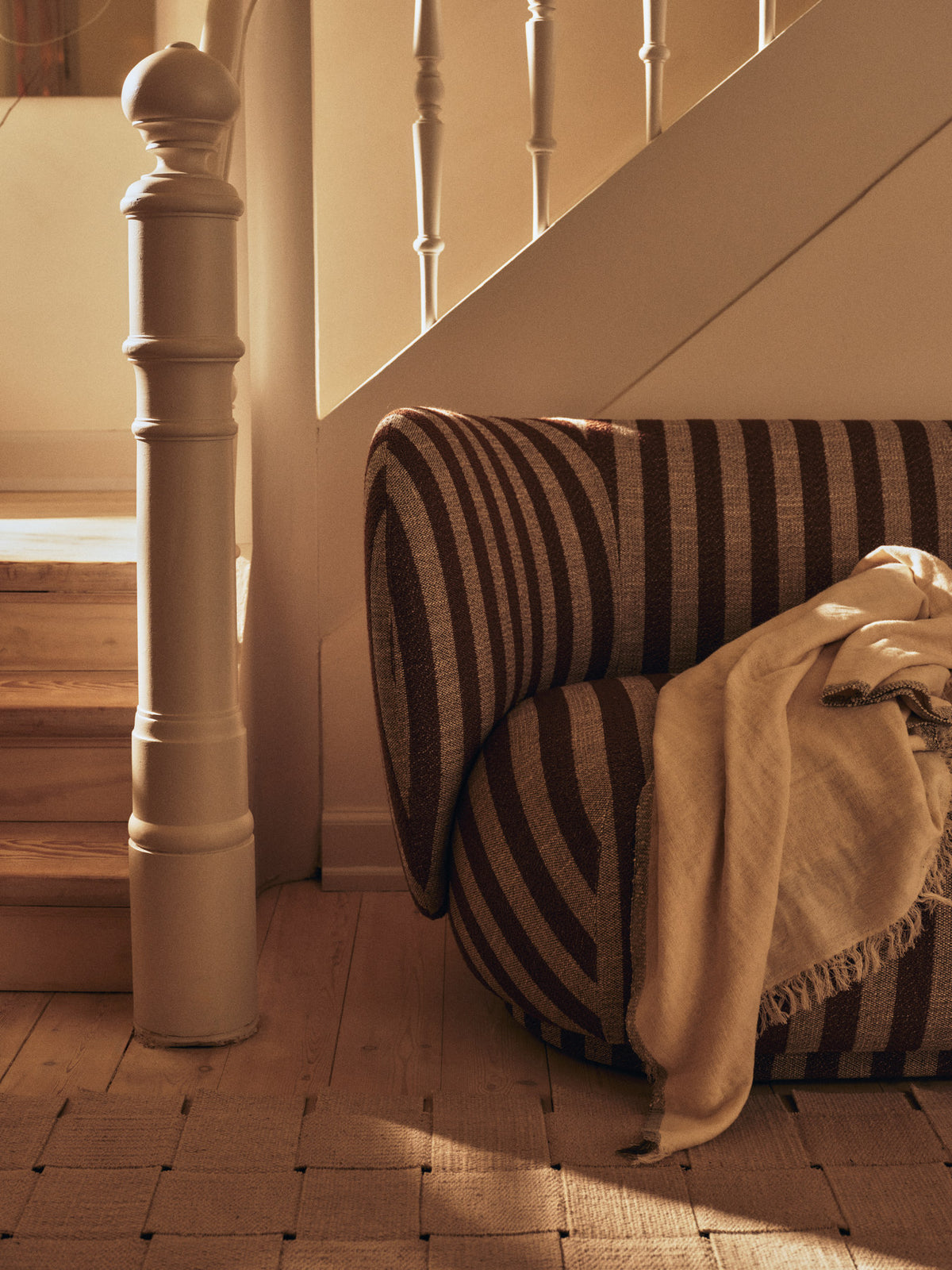 Rico 2er Sofa von Ferm Living mit runder Form, weichen Konturen und Stoffbezug